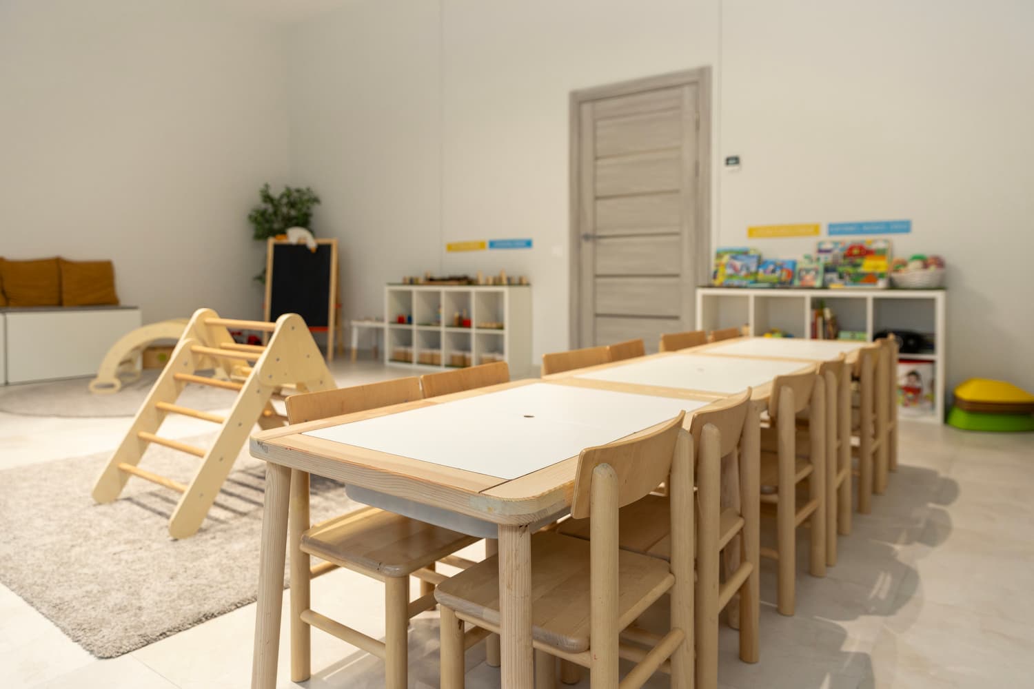 Vaikai žaidžia spalvingoje sensorinėje zonoje