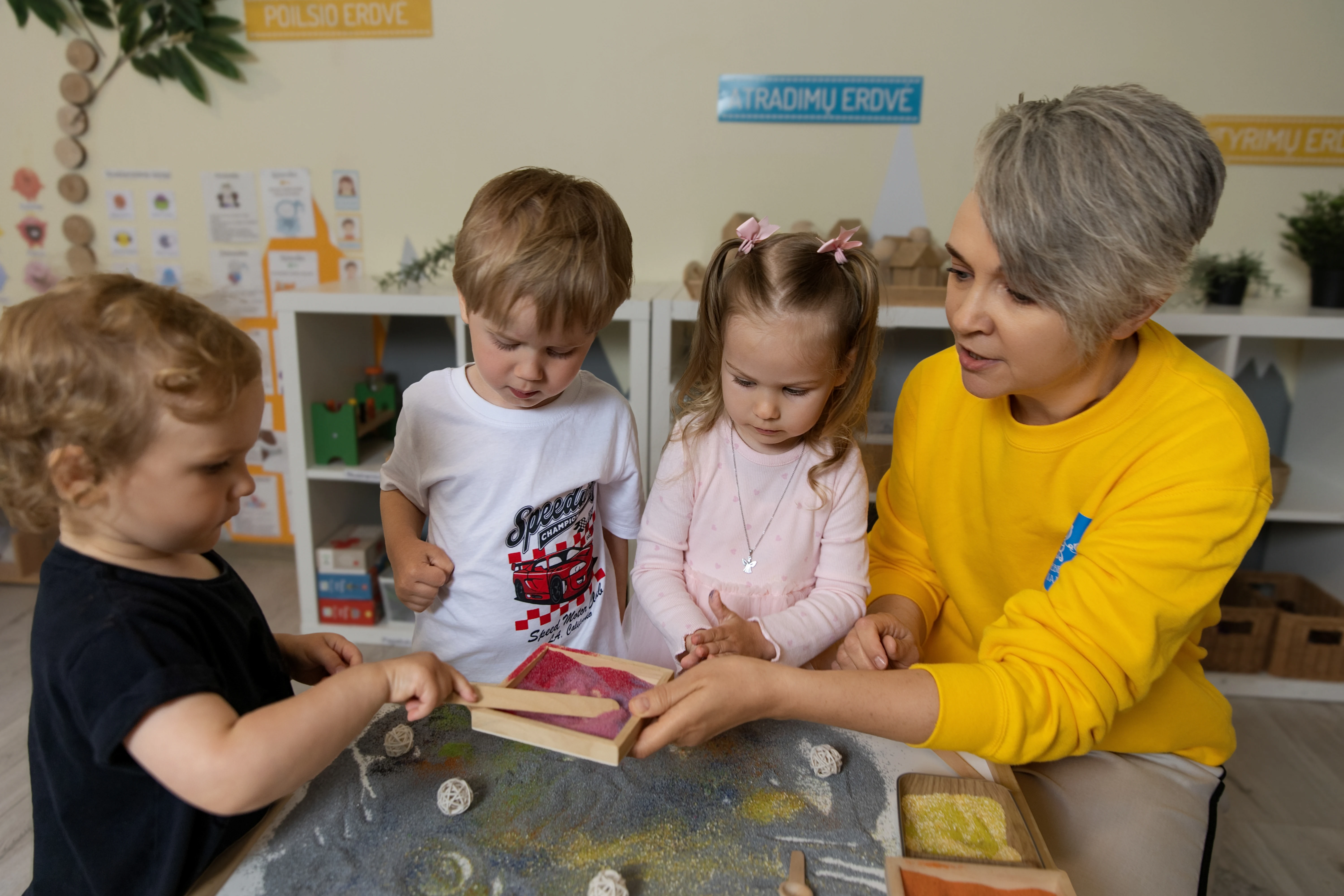 Vaikai kuria ir piešia Bebenčiukų studijoje