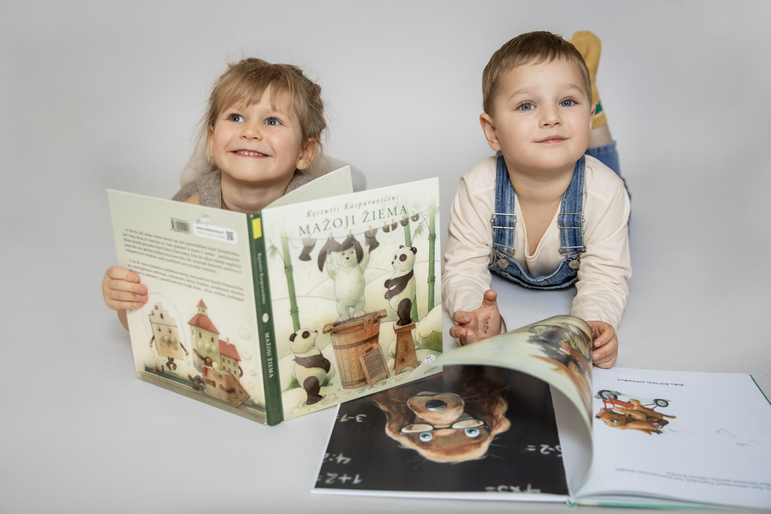 Bebenčiukų darželio erdvėje žaidžiantys vaikai